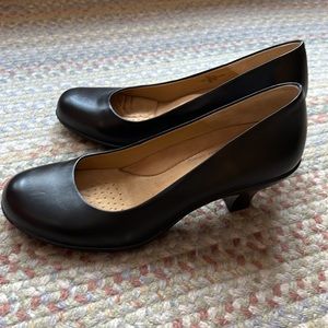 Softspots black leather pumps, size 9.5W. NWOT